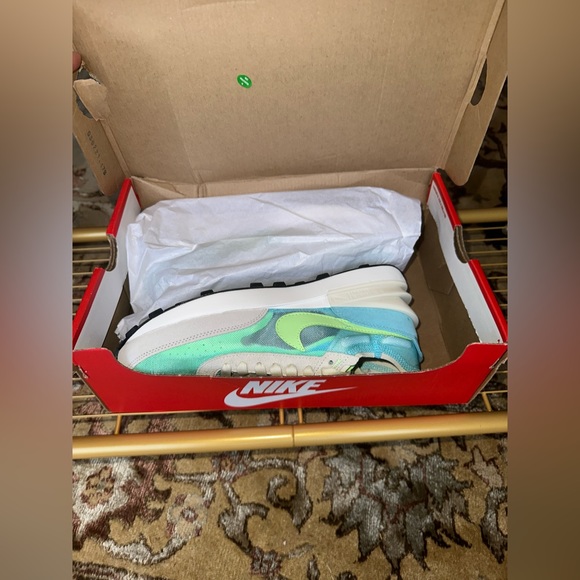 Neon blue and green Nike sneakers - Picture 4 of 4